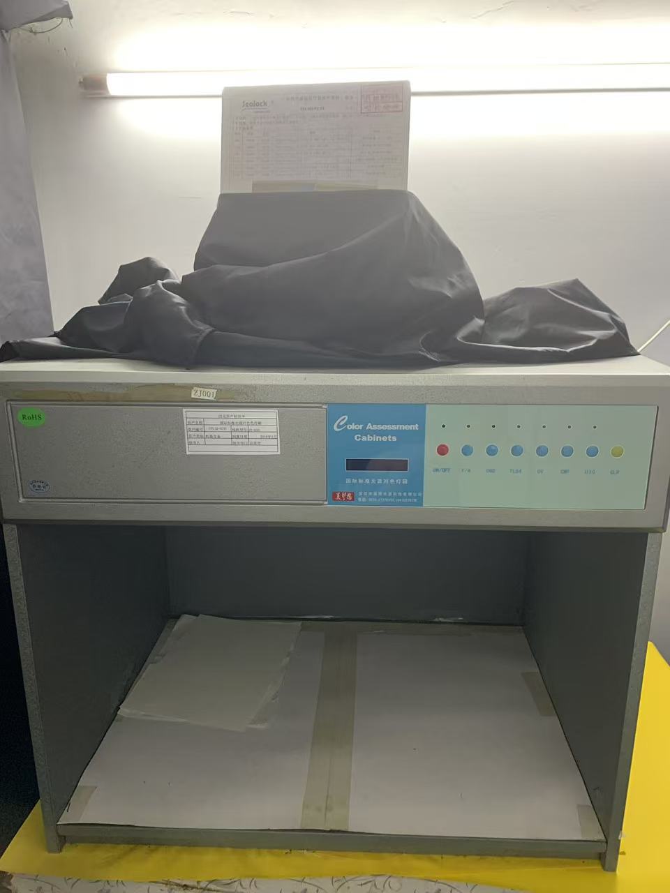 Standard light source colour assessment cabinet in the Sealock quality laboratory
